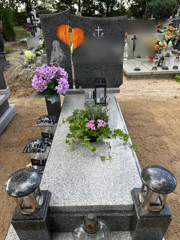 Grób z bluszczem w misie, hortensją w wazonie i lampionami
